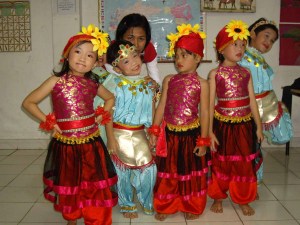 ..Devondha & his best friends.. Kindergarten A.. usai pentas tampilkan "Butterfly dances", di sela "Sherina Drama"..